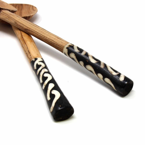 olive-serving-set-with-batik-bone-handles-10-inch