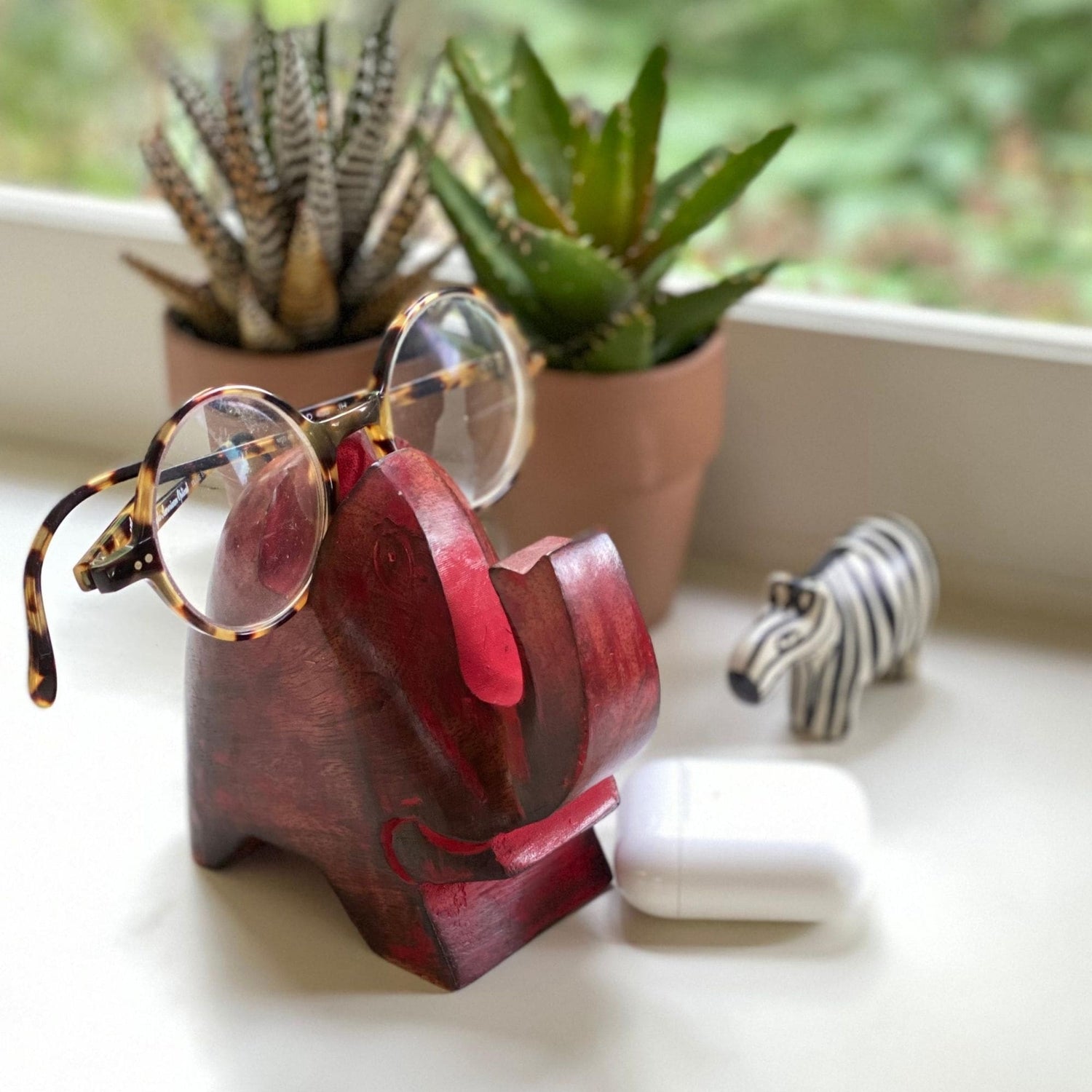 elephant-eyeglass-stand-in-red-wash