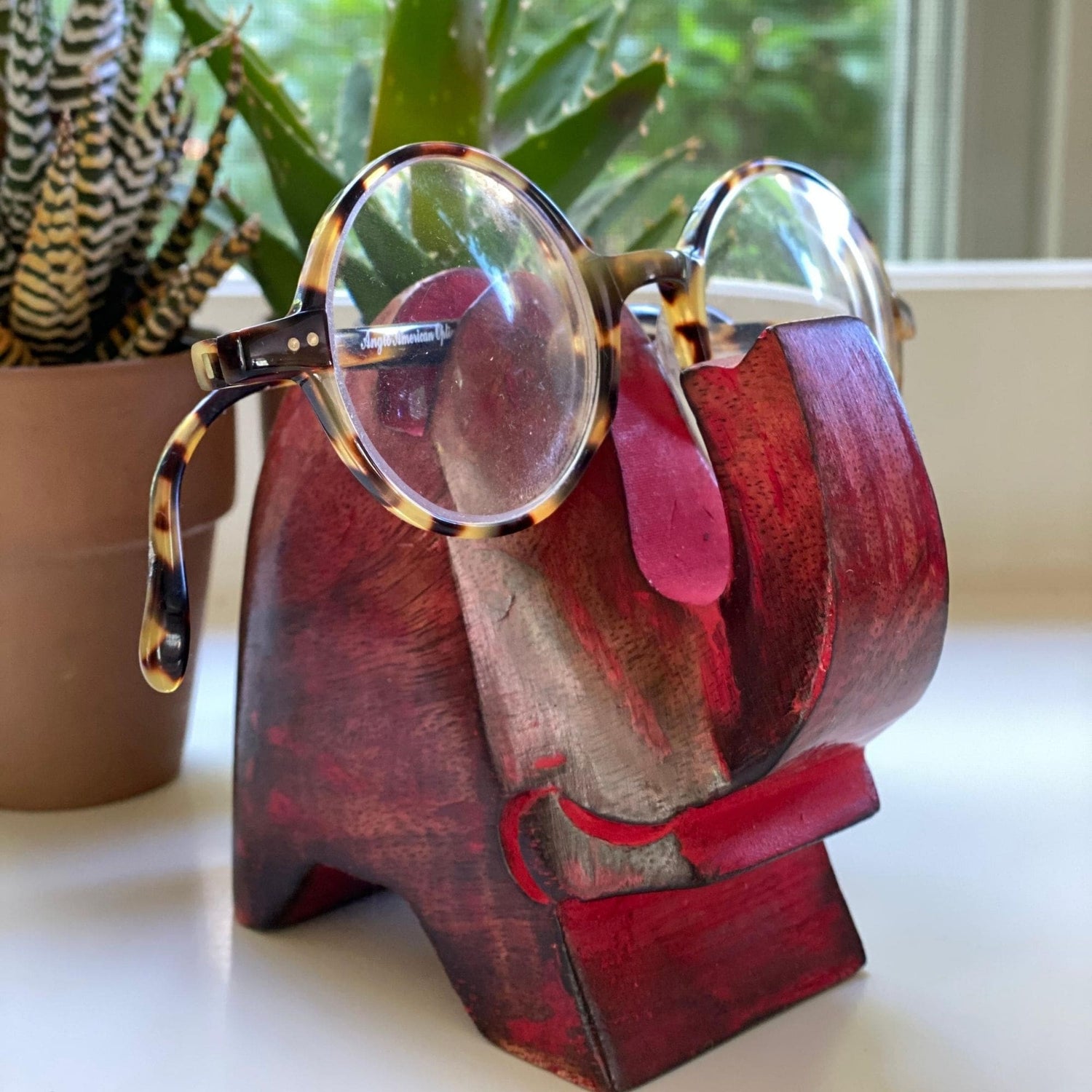 elephant-eyeglass-stand-in-red-wash